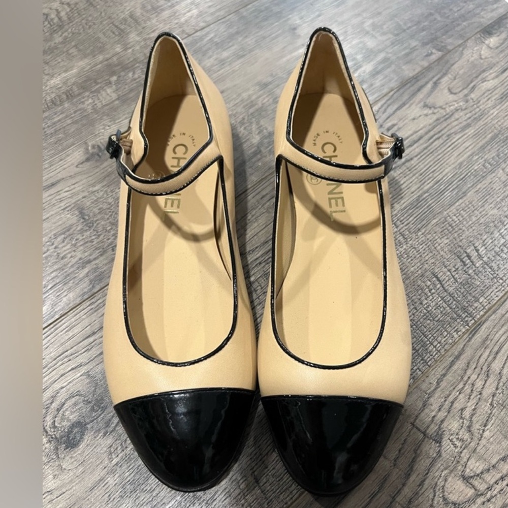 CHANEL Maryjane cap toe flats